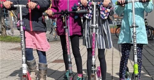 Die Dritt- und Viertklässler waren mit viel Spaß beim Fahrtraining mit den Rollern unterwegs.Foto re