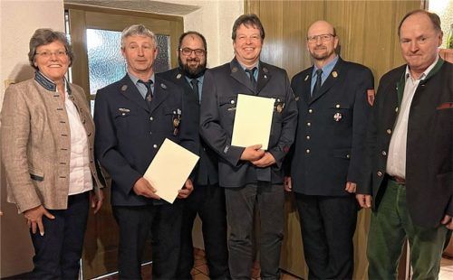 Die Ehrungen nahmen Zweite Landrätin Cathrin Henke (links), Kreisbrandrat Harald Lechertshuber (Zweiter von rechts) und Bürgermeister Johann Ziegleder (rechts) vor. Foto Huber