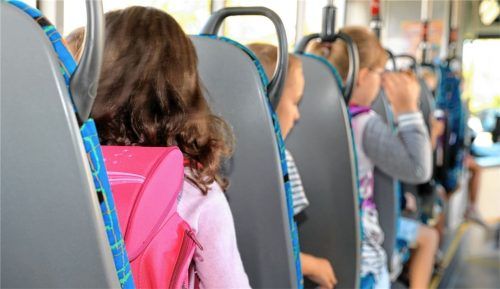 Die Einführung des Landkreispasses ist die Voraussetzung dafür, dass Berechtigte die „Isarcard S“ nutzen und damit günstiger mit den Verkehrsmitteln im MVV-Bereich fahren können.Foto dpa