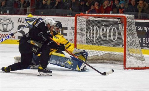 Die Entscheidung im Penaltyschießen: Christoph Lode im Tor streckt sich, kann den Treffer von David Zachar aber nicht verhindern.Foto Paolo del Grosso
