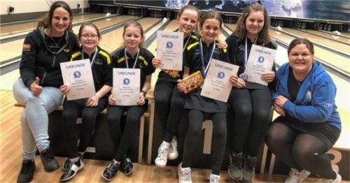 Die erfolgreichen Bowler aus Rosenheim: Cornelia Auer, Anna und Lena Marker, Celia Stölzel, Klara Achhammer, Luisa Weiss sowie Theresa Lindner (von links).Foto re