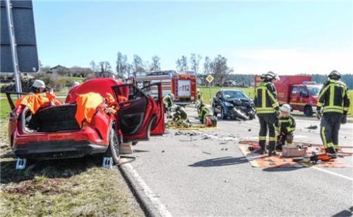 Die Feuerwehr war mit 30 Einsatzkräften an der Unfallstelle. Foto Lamminger