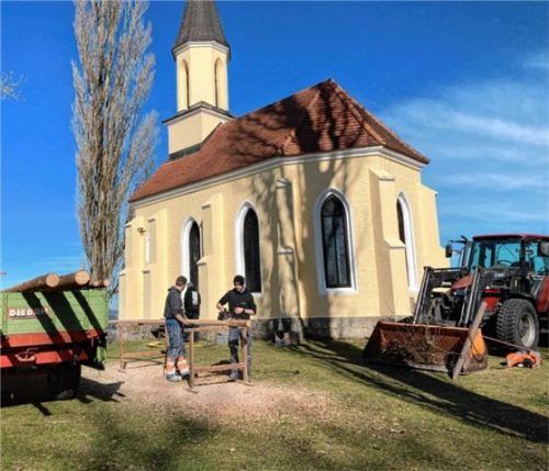 Die Feuerwehrler haben den Floriansteig wieder hergerichtet, denn viele genießen den schönen Ausblick vom Schlossbergkirchlein aus. Das Bild zeigt Peter Thumser (links) und Maximilian Hartl. Foto Berger