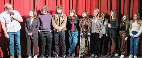 Die Filmemacher des Gymnasiums Bruckmühl mit Lehrkraft Bernhard Bindl (links). Auf dem Foto fehlen drei Schüler und Lehrkraft Stephanie Keller-Tönse.Foto Baumann