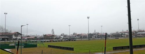 Die Flutlichtanlage am Ludwig-Schwabl-Sportpark in Inzell ist in die Jahre gekommen (Baujahr 1972) und wird nun mit LED ertüchtigt. Die Masten sind noch in einem guten Zustand und bleiben erhalten. Foto  wEGSCHEIDER