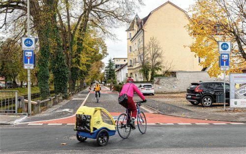 Die Friedrich-Ebert-Straße zeigt seit letztem November, dass Fahrradstraßen in Kolbermoor bestens angenommen werden. Der nächste Schritt wird der Aufbau einer Nord-Süd-Verbindung sein, zwischen Oberer Mangfallstraße und Wilhelm-Zerr-Straße. Foto Thomae