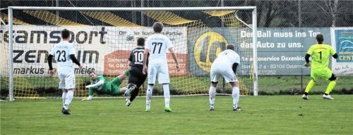 Die Führung für den SV Ostermünchen: Torwart Thomas Frank überwindet beim Elfmeter sein Aschauer Gegenüber.Foto Franz Ruprecht
