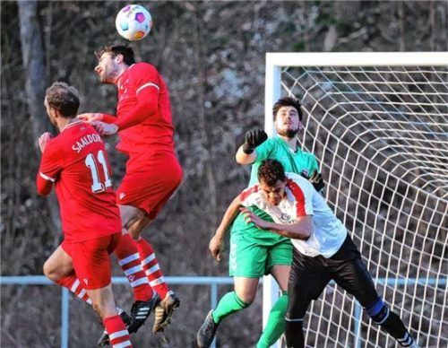 Die Führung für Saaldorf: Felix Großschädl (2. von links) köpft ein.Foto Butzhammer