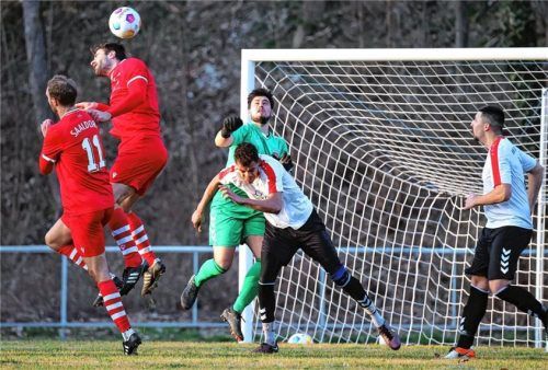Die Führung für Saaldorf gegen Waldkraiburg: Felix Großschädl (Zweiter von links) köpft ein. Foto Butzhammer