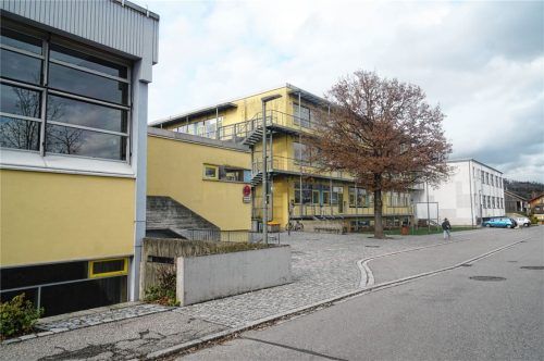 Die Garser Mittelschule mit der Schwimmhalle (links, im Anschnitt) muss generalsaniert werden.
