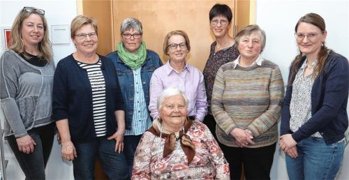 Die Geehrten um Vorsitzende Antje Mörretz (links) und Zweite Vorsitzende Ulrike Dippl (rechts), (hinten, von links) Ingrid Höpfinger, Doris Göschl, Brigitte Winterer, Agnes Anzenberger und Rita Gatterhuber sowie (sitzend) Maria Schmid. Foto Höpfinger