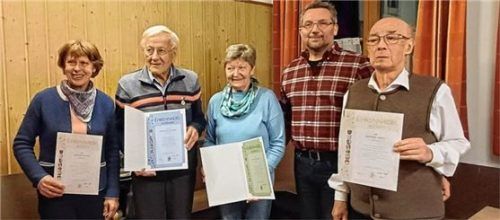 Die Geehrten: (von links) Martha Bauer für Johann Bauer (40 Jahre), Sebastian Leonard (60 Jahre), Rosmarie Seemüller für Alois Seemüller (50 Jahre), Vorsitzender Stefan Reich und Michael Riedl (40 Jahre).Foto günster