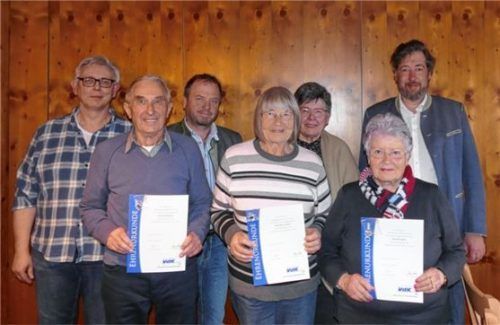 Die Geehrten (vorne, von links) Otto Hörich, Heidrun Fehn und Renate Bals mit (von links) Ortsvorsitzendem Klaus Muno, Zweitem Bürgermeister Sepp Goldbrunner, VdK-Kreisgeschäftsführerin Marianne Keuschnig und Bürgermeister Dr. Matthias Bernhardt.Foto Schubert