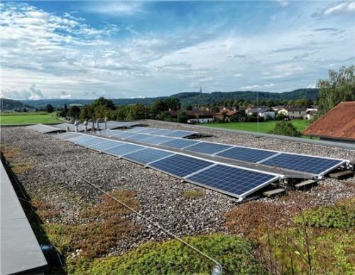Die Gemeinde Feldkirchen-Westerham geht mit ihrer PV-Anlage auf dem Rathaus mit gutem Beispiel voran. Foto RE