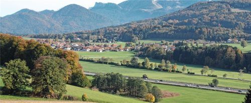 Die Gemeinde Frasdorf ist mit dem Bürgersolarpark am Westrand des Dorfes einen Schritt vorangekommen. Der Gemeinderat beschloss, die Wiese zwischen der Autobahn und der Straße nach Achenmühle für den eventuellen Bau eines Bürgersolarparks zur Verfügung zu stellen.Foto rehberg
