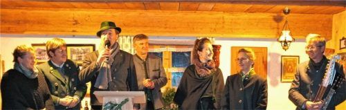 Die Geschichte vom Inzeller Einödbauern umrahmten die Musikanten (von links) Regina und Bernhard Koch, Heine Albrecht, Gerhard Eicher sowie Elisabeth Mader, Simone und Albert Lahner mit ihren Liedern und Weisen.Foto Krammer