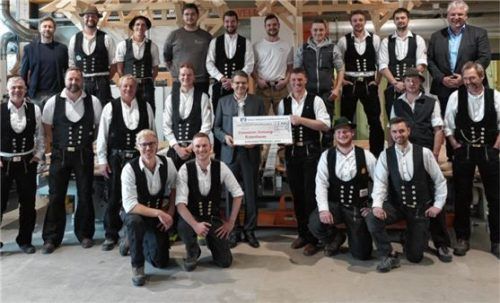 Die Gesellen feiern ihren gelungenen Kurs mit (zweite Reihe von links) dem stellvertretenden Obermeister Franz Wörndl, Robert Fischberger, Hans Karl sowie Schulleiter Jürgen Ersing (dritte Reihe rechts). Den Scheck halten Obermeister Thomas Pichler (rechts) und Klaus Hatzel, Vorstandsmitglied der Raiffeisenbank Rosenheim-Chiemsee eG.Foto kreishandwerkerschaft