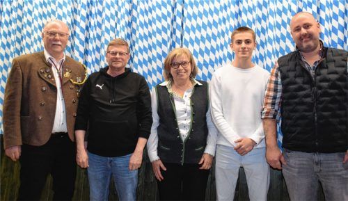 Die gewählten Mitglieder der Vorstandschaft mit (von links) Heinz Scharfschwerdt, Konrad Sickinger, Anni Wageneder, Sebastian Fink und Marius Meyer. Foto Wagner