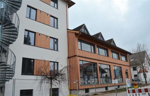 Die größte Investition im Haushalt betrifft die Grassauer Schule. Die Fassade des Mittelschulgebäudes ist neu und durch die Holzvertäfelung wirken das Gebäude und die ehemalige Aula viel moderner. Foto  Eder