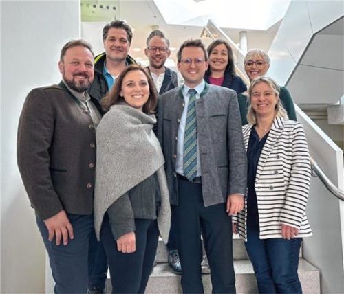 Die Gründungsmitglieder des Vereins „Mach ma zamm“ (von links) Christian Schönberger, Dr. Thomas Geppert, Dr. Konstanze Heimstädt, Sebastian Heinz, Bürgermeister Stephan Schlier, Irja Geppert, Britta Bols-Heinz und Simone Herrlich. Foto Re