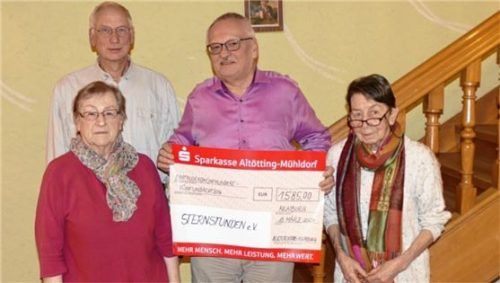 Die Hauptinitiatoren der Aktion „Sternstunden“ haben mit zahlreichen Helfern viel gebastelt und gesammelt: (vorne, von links) Gundi Opitz, Zweiter Bürgermeister Werner Schreiber und Ruth Kummer mit Kulturkreis-Vorsitzendem Dieter Thomas (hinten links).Foto bachmaier