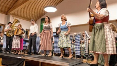 Die Hefedamen Sabine Oberhauser, Lisbeth Schröder und Marlies Genghammer, begleitet von Franz Eckart an der Tuba, Petra Hartl an der Ziach und Sepp Rosenegger als Rapper.Foto Birgit Schuster