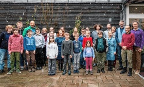 Die im Regionalwettbewerb „Jugend musiziert“ erfolgreichen Teilnehmer der Musikschule Grassau feiern mit (hinten, von rechts) Musikschulleiter Wolfgang Diem und dem Grassauer Bürgermeister Stefan Kattari.Foto Flug