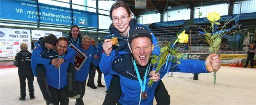 Die italienischen Männer trugen ihre Damen-Team-Europameisterinnen förmlich „auf Händen“ über das Eis. Foto Ludwig Stuffer