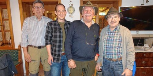Die Jäger der Jagdgenossenschaft Schonstett: (von rechts) Hans Petzenhauser, Raymund Haupts, Gero Talkenberg und Norbert Ruth.Foto voggenauer