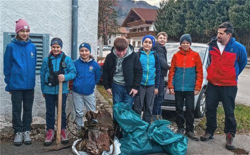 Die Jugendgruppe der Bergwacht Grassau präsentiert den gesammelten Unrat. Foto  Bergwacht Grassau