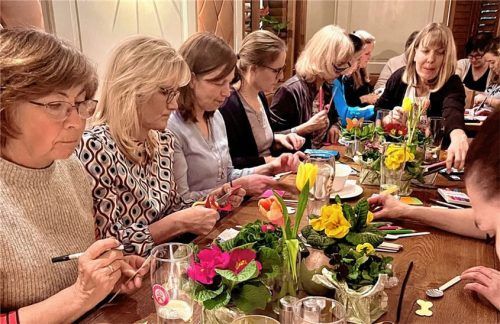 Die Jugendleiterinnen stellten Blumenstecker aus Holzlöffeln her. Foto  Kreisverband Traunstein