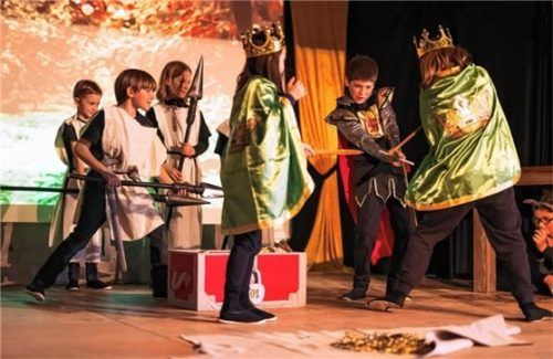 Die jungen Schauspieler zeigen das Stück „Das Nie-Gelungen-Lied“, das von Yesim Dell Anna und Verena Schedl arrangiert wurde. Foto re