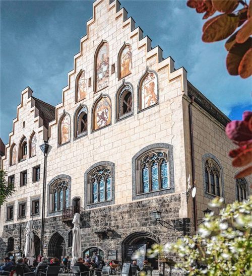 Die Kämmerei im Wasserburger Rathaus muss bei der Geldanlage ein Regelwerk beachten. Foto DPA/John Cater
