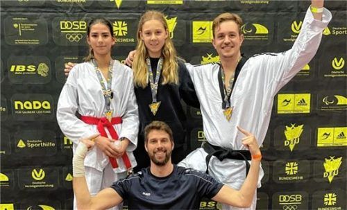 Die Kämpfer aus Kolbermoor: Luna Fellinger, Angelina Maras und Niccolo Bianco (von links) mit Trainer Mark Fellinger. Foto re