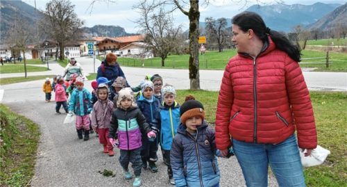 Die Kindergartenkinder unterwegs mit Müllsäcken zum „Tiere retten“. Foto  Wunderlich