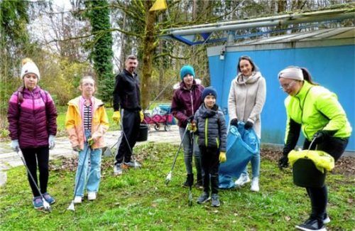 Die Kindertanzgruppe der Siebenbürger Sachsen säuberte den Stadtpark.
