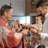Gläubige feiern königlichen Familiengottesdienst