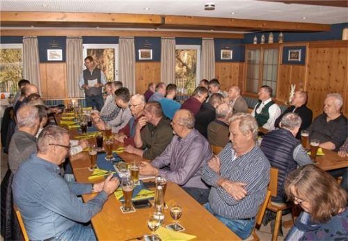 Die Krieger- und Soldatenkameradschaft Gumattenkirchen traf sich kürzlich zu ihrer Jahresversammlung beim Kreuzer-Wirt in Mettenheim. Foto kretschko