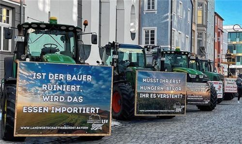 Die Landwirte protestieren seit Anfang Januar gegen eine Politik, die ihnen das Leben schwer macht – unter anderem gab es eine Protestfahrt in Rosenheim mit Kundgebung, an der rund 1600 Fahrzeuge beteiligt waren. Foto karin zehentner