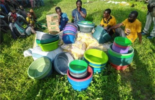 Die Malawi-Hilfe stellte auch Eimer zur Verfügung, um das Wasser auszuschöpfen. Foto RE
