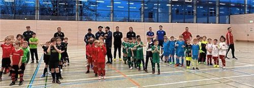 Die Mannschaften zeigten beim DJK-Hallenturnier 2024 ihr Können.Foto re