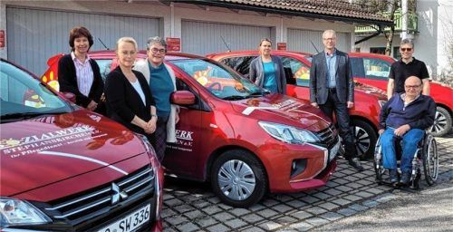 Die Mitarbeiterinnen und die Mitglieder des Vorstands des Sozialwerks Stephanskirchen freuen sich über die neuen roten Flitzer. Foto re