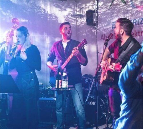 Die Mitglieder der John-Steam-Band heizten den Gästen bei der Hallenparty der Oberwössener Feuerwehr ein. Foto Flug