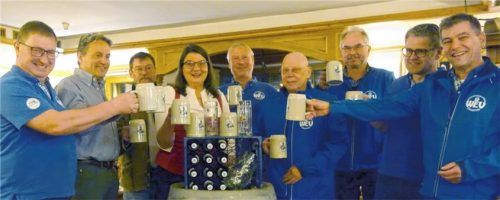 Die Mitglieder des Erhartinger Wirt-Erhaltungsvereins beim Anstoßen mit Marlies Röhrl (Vierte von links). Foto Fuhrmann