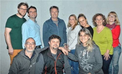 Die Mitwirkenden am Frühjahrsstück sind (hinten, von links) Martin Stelzer, Florian Sieber, Hans Garnreiter, Melanie Porkert, Sandra Maier, Susanne Zweckstätter, Nicole Schulze sowie (vorne, von links) Matthias Bauer, Reinhard Kaestner und Andrea-Silvia Kaestner.Foto re