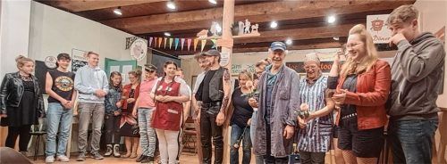 Die Mitwirkenden der Theatergruppe auf der Bühne. Foto Künzner-Hingerl