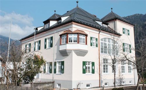 Die „Müllner Peter von Sachrang Ausstellung“ ist im zweiten Stock unter dem Dach der Alten Schule untergebracht. Foto Rehberg