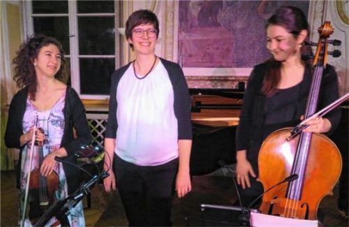 Die Musikerinnen (von links) Elisabeth Überacker, Rebekka Thois und Charlotte Lang brachten den Zuschauern sonnige Stunden. Foto Jaensch