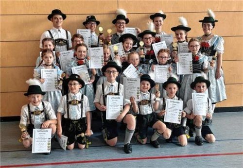 Die mutigen Tänzer des Trachtenvereins Allmannsau-Lengmoos: (hinten von links) der Jugendleiter Stefan Huber mit Severin Wessiak, Vinzenz Huber, Emma Grundner (davor) Luisa Spagl, Katharina Huber, Theresa Mitterhofer, Magdalena Stiller, Maria Glück, die Jugendleiterin Miriam Berger (davor) Theresia Lechner, Sophia Stettner, Theresa Linner, Eva Stettner, Katharina Stiller, Anna Stiller sowie (kniend) Johannes Linner, Korbinian Huber, Stefan Lechner, Ludwig Mittermair, Vitus Huber und Lorenz Huber.Foto re