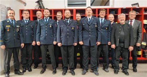 Die neu gewählte Führungsriege der Hohenthanner: (von links) Kreisbrandrat Richard Schrank, Schriftführer Istvan Pavic, Erster Kommandant Andreas Biehn, stellvertretender Kommandant Maximilian Viehhauser, Beisitzer Michael Huber, Vorsitzender Josef Buchner junior, Beisitzer Alexander Huber, Zweiter Vorsitzender Nick Grack, Kassier Andreas Bodmaier, Revisor Lukas Kastenmüller, Revisor Michael Grabmaier gemeinsam mit Bürgermeister Georg Weigl. Foto Re